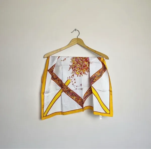 CLEAROUT! Vintage Floral & Geometric Scarf - Image 2