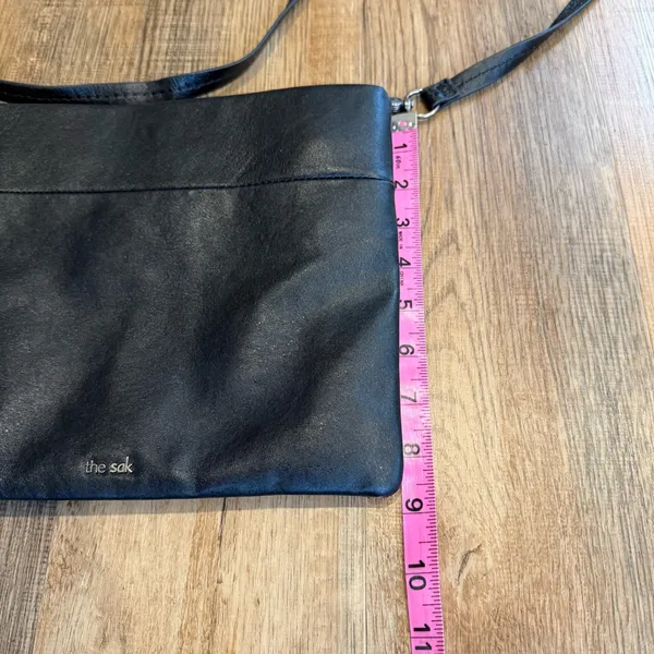 The Sak Black Messenger Bag 100% leather zipper and magnetic closure - Image 9