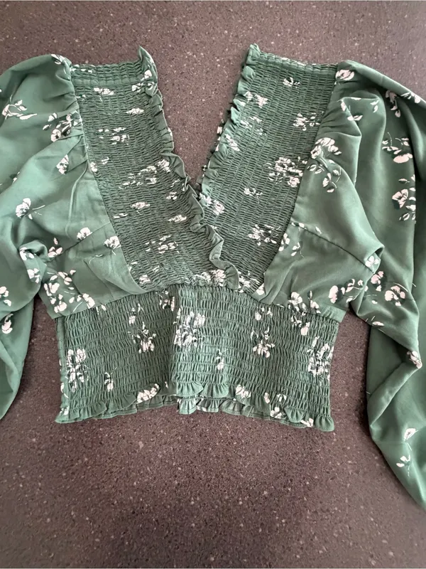 Abercrombie & Fitch NWT Green Floral Smocked V-Neck Long Sleeve Crop Top Blouse - Image 3