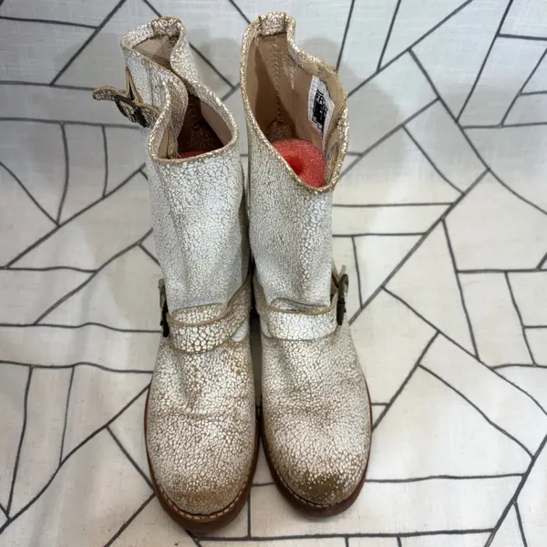 Frye Engineer Boots 8 White Gold Crackled Leather Buckle Mid Calf 76516 - Image 3