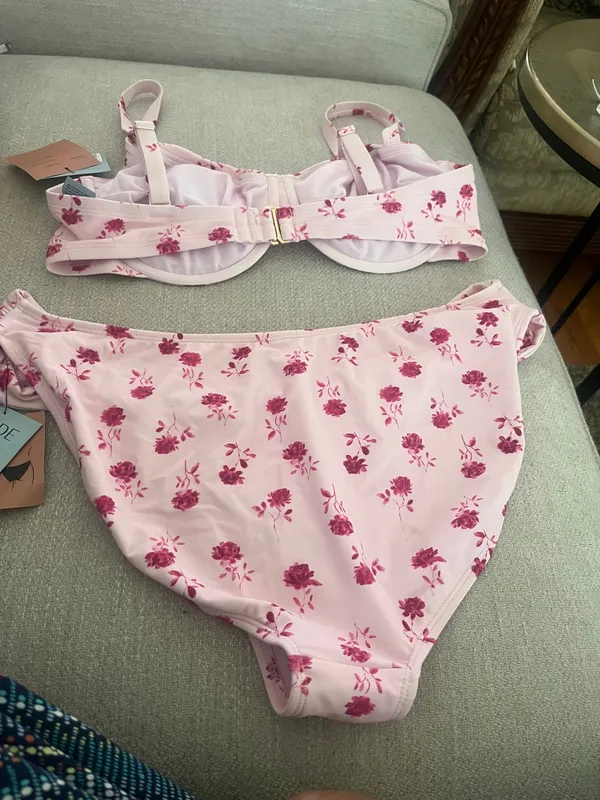 Chic floral bikini set perfect for summer. Features a beautiful pink floral pattern. - Image 5