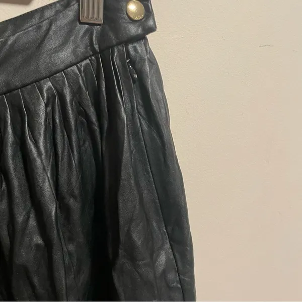 Aritzia Wilfred Le Fou Pleated Vegan Leather Skirt Black- Size 10 - Image 4