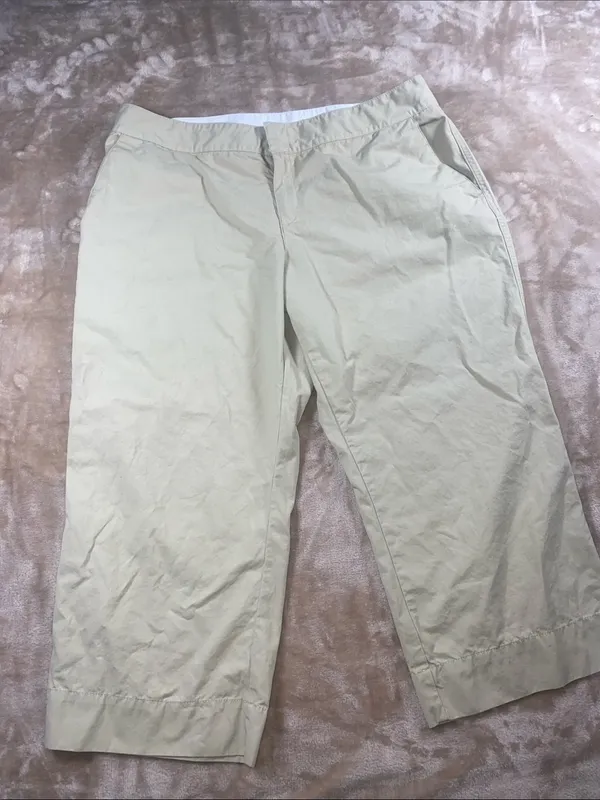 Old Navy Women's Cropped Straight-Leg Capri Pants in Light Cream - Image 3