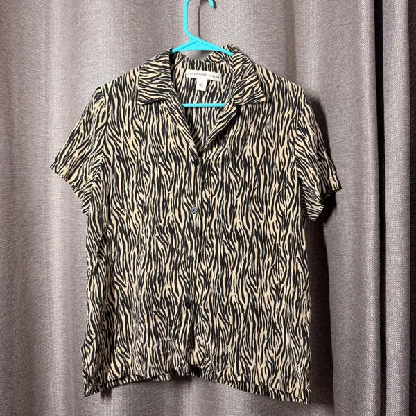 Josephine Chaus Silk Shirt Womens 8 Tan Black Zebra Print Short Sleeve Excellent - Image 2