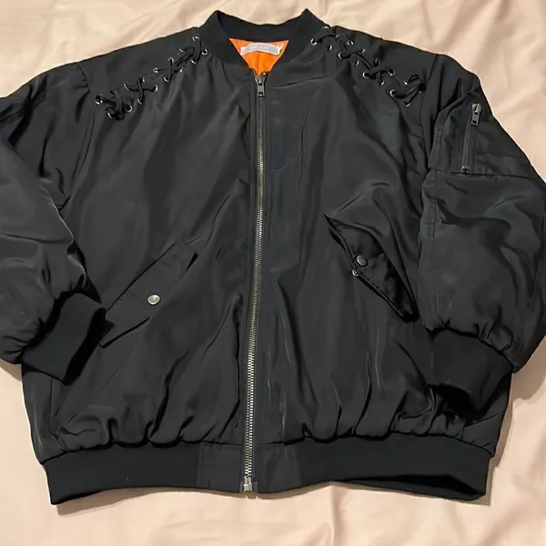 Article size M black with orange lining zip front bomber jacket EUC Size M - Image 2