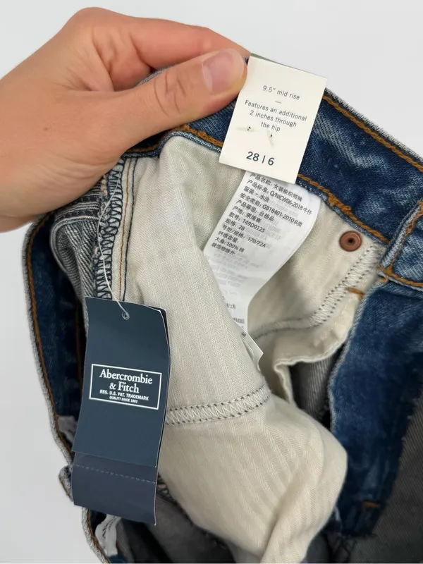 NWT ABERCROMBIE & FITCH Curve Love Mid-Rise Boyfriend Short 28/6 - Image 4