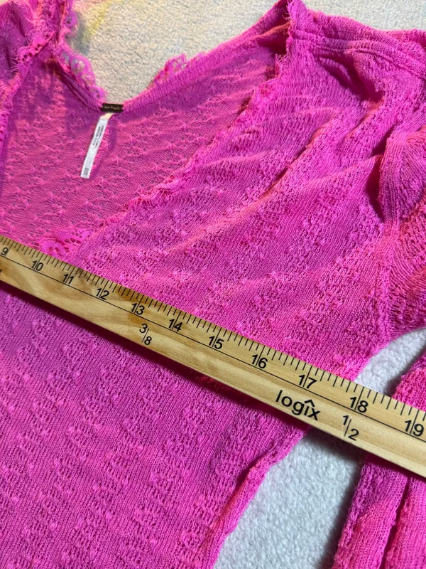 Free People dream girl hot pink top vneck lace XS - Image 2