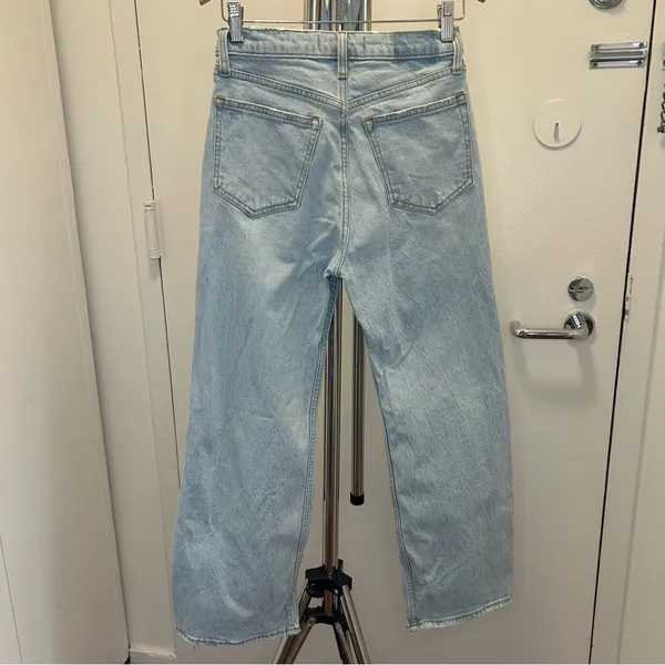 Abercrombie & Fitch Petite High Rise Loose Jean in Light Wash with Distressing - Image 3