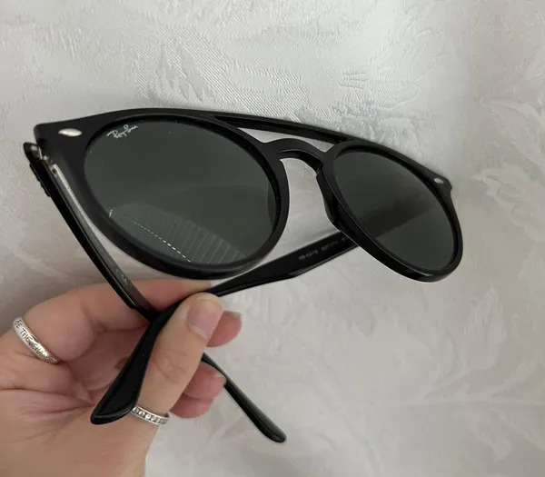 Ray-Ban Black Round Sunglasses - Image 3