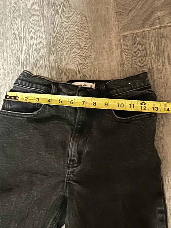 Abercrombie & Fitch Black The mom high rise jeans -size 26/2 - Image 7