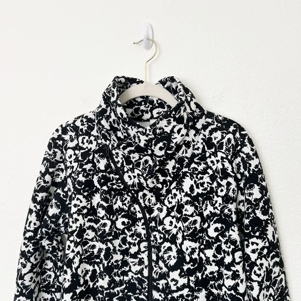 [Lululemon] Cozy Cuddle Up Fleur Sombre Floral Print Jacket Thumbholes Size 12 - Image 4