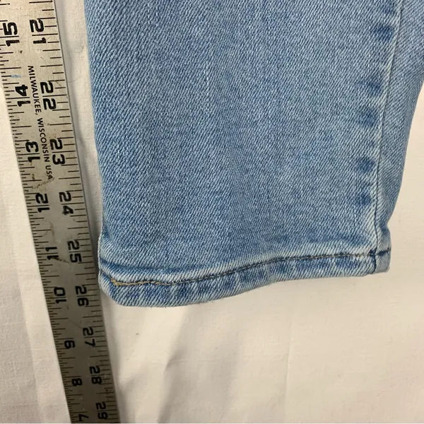 Levi's women's size 29 High waist Mom Jeans light wash denim - Image 11