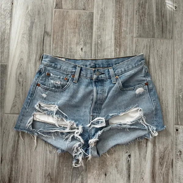 Levi's Taille Haute Line 501 High Waist Ripped Cutoff Denim Shorts Size 28 - Image 3