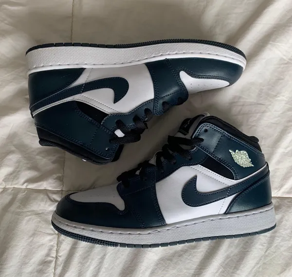 Nike Jordan 1 Mid - Image 3