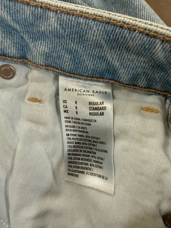 American Eagle Light Wash Mom Jeans Strigid - Image 4