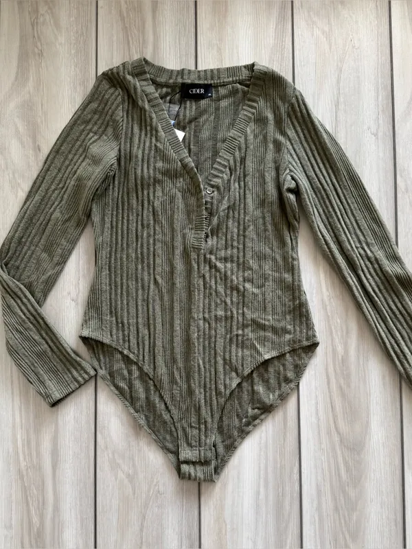 Cider Rib V-Neck Solid Button Bodysuit Green XL NWT - Image 7
