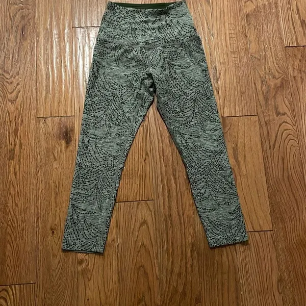 Beyond Yoga jungle fern space dye high rise 21” crop leggings xs - Image 4