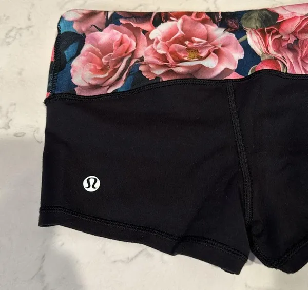 Lululemon Booty Short pink black floral sweat wicking breathable size 2 athletic - Image 7