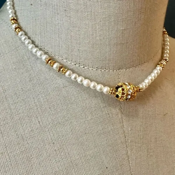 Faux pearl gold tone beaded necklace - Image 2