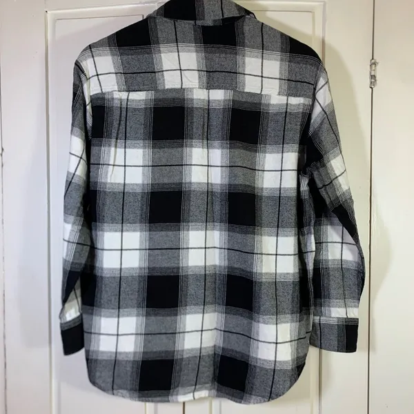 Old Navy The Boyfriend Shirt Womens M Black White Buffalo Plaid Flannel Tunic - Image 8