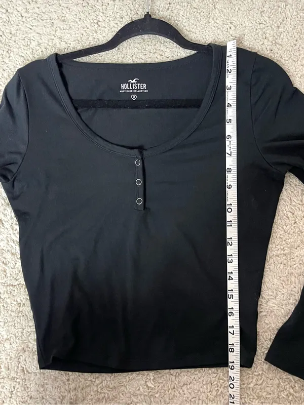 Hollister Black Long-Sleeve Henley Crop Top - Image 4