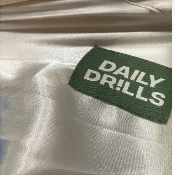Daily Drills Ivory Champagne Button Down Long Sleeve Satin Resort blouse EUC - Image 7