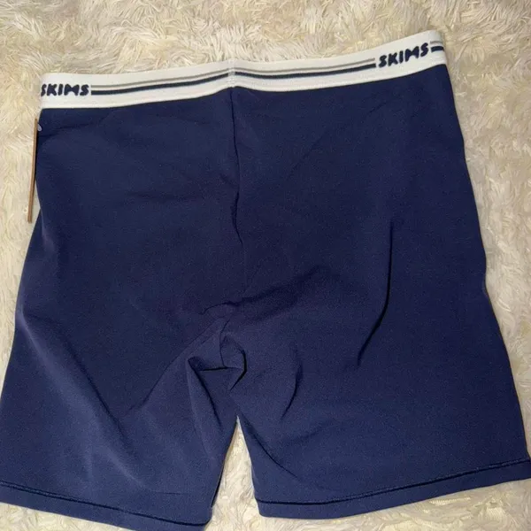 NWT Skims Fits Everybody Logo Biker Shorts Size Medium - Image 2
