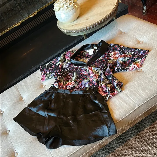 NWT Victoria’s Secret Gold Label Deadstock Two Piece Pajama Set Size Medium - Image 2