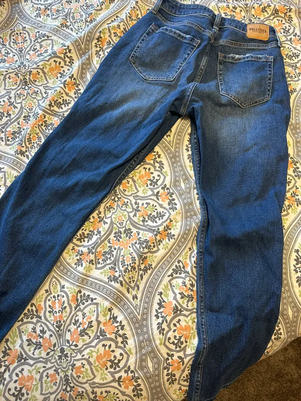 Hollister Curvy High Rise Mom Jeans - Image 4