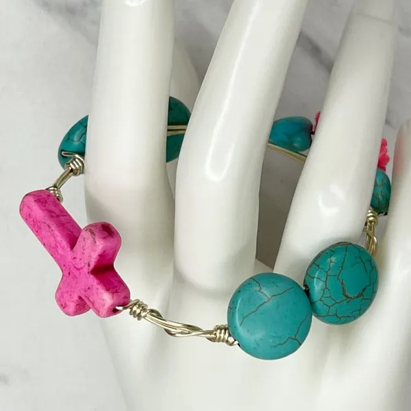 Silver Tone Faux Turquoise Beaded Pink Cross Small Wire Bangle Bracelet - Image 4