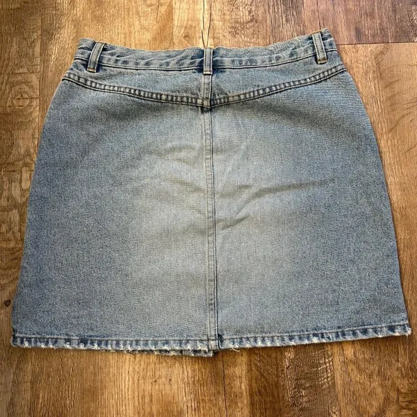 Moda International short Jean skirt, button down, women size 8 light denim - Image 3