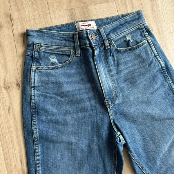 NWOT Wrangler High Rise Vintage Taper Mom Jeans Sz 10 Distressed Medium Wash - Image 12