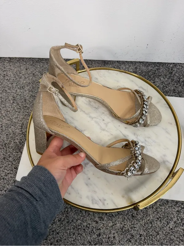 Jewel Badgley Mischka Sz 9W Gold Rhinestone Block Heel Sandals NWOT - Image 7