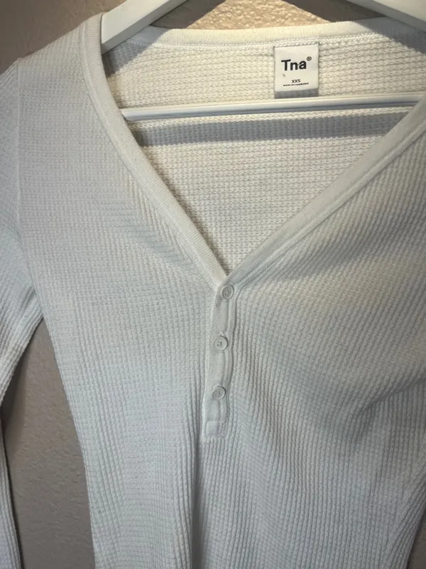 Aritzia TNA Women’s White Waffle knit V neck Henley top Size XXS - Image 6