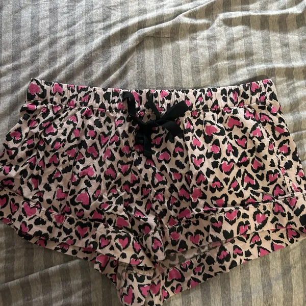 Victoria's Secret Pink and Black Leopard Heart Print Pajama Set - Image 5