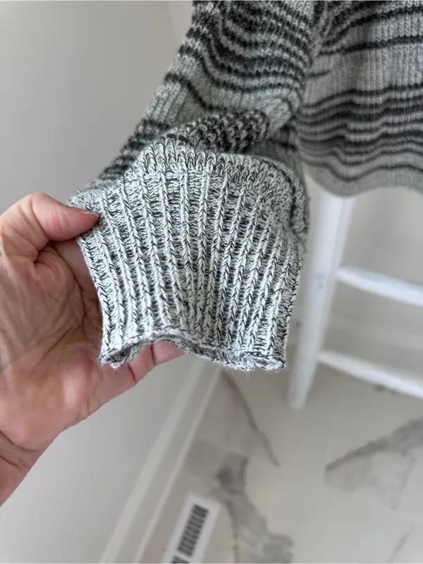 Billabong Gray & Black Open Knit Striped Crewneck Sweater Size Medium - Image 5
