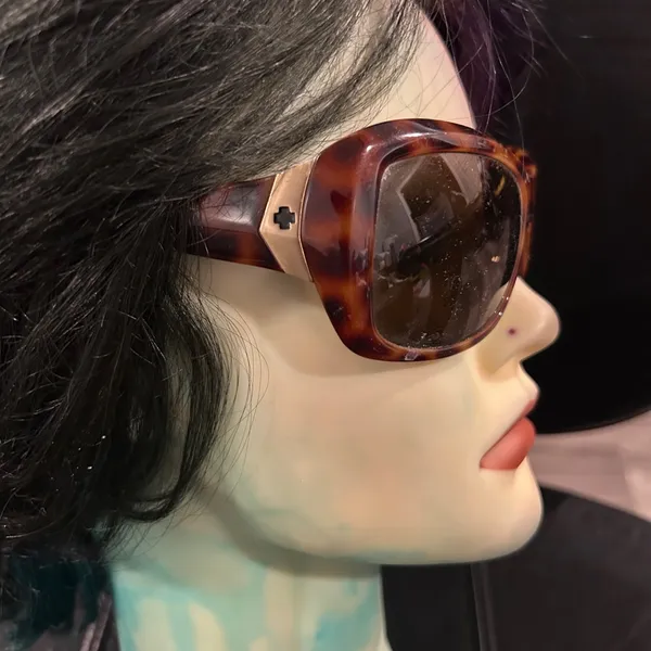 Chic Tortoise Shell Sunglasses Brown - Image 5