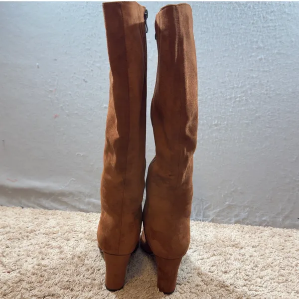1411 | Modatope‎ VIUGJNEX Cognac Faux Suede Block Heel Pointed Toe Boots 9W - Image 5