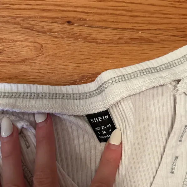 SHEIN Off-White Ribbed V-Neck Crop Top - Image 2