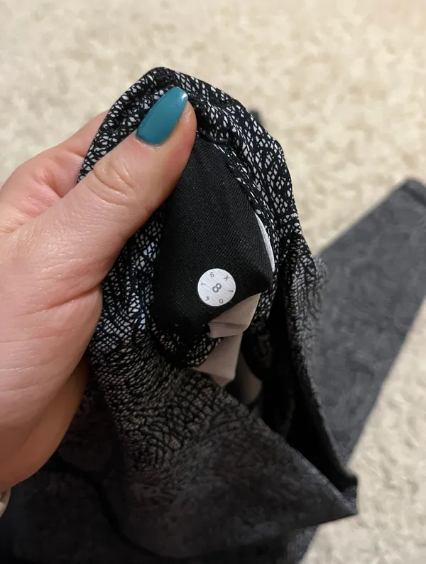 Lululemon wunder under Leggings 25 inch size 8 - Image 4