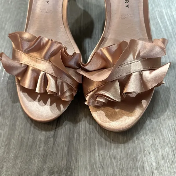 Chinese Laundry Blush Mauve Pink Ruffle Heels - Image 4