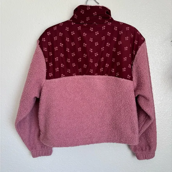 Universal Threads Fuzzy Woman’s Sweater Small - Image 3
