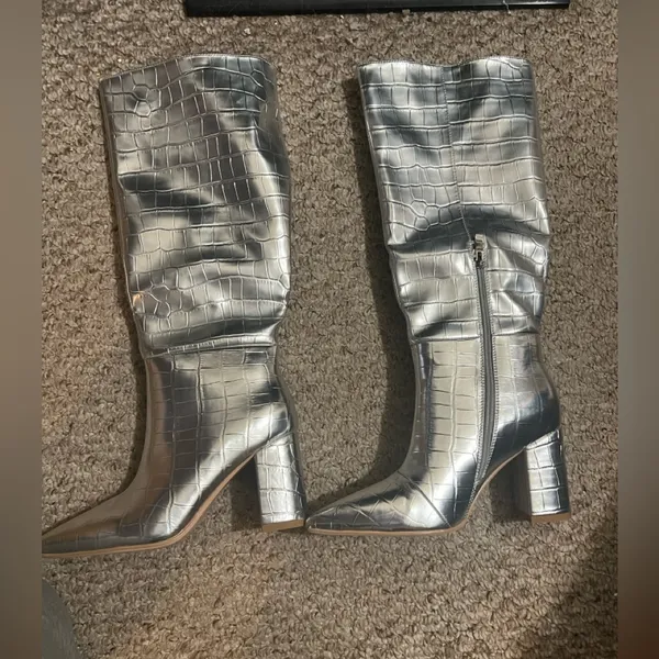 Amazon Brand new knee high sliver boots size 7 - Image 5