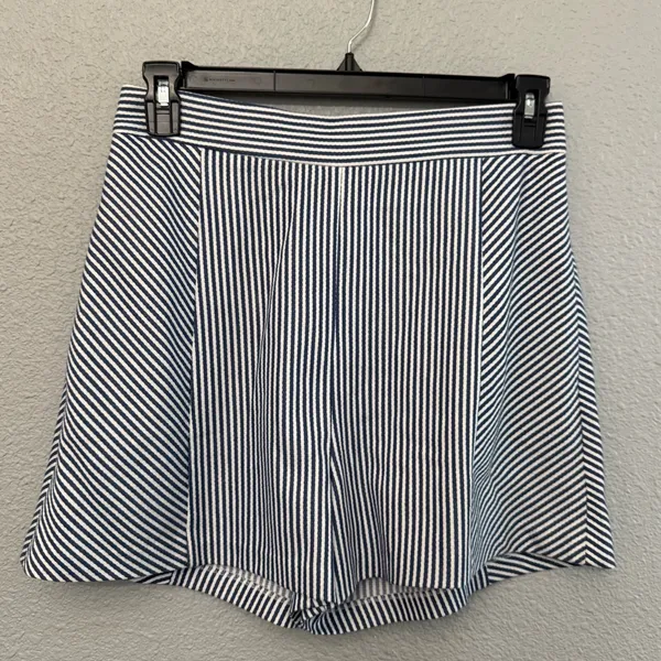 NWT BCBGMaxazria High Waisted Blue‎ & White Striped Shorts Size Medium - Image 3