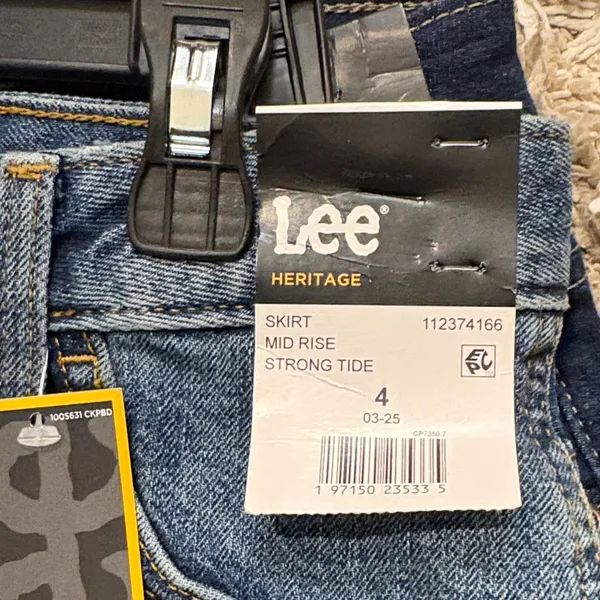 Lee Blue Denim Skirt sizes 6 and 4 - Image 6