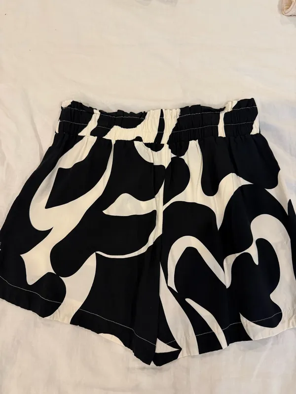 Black and Cream Flowy Shorts - Image 3