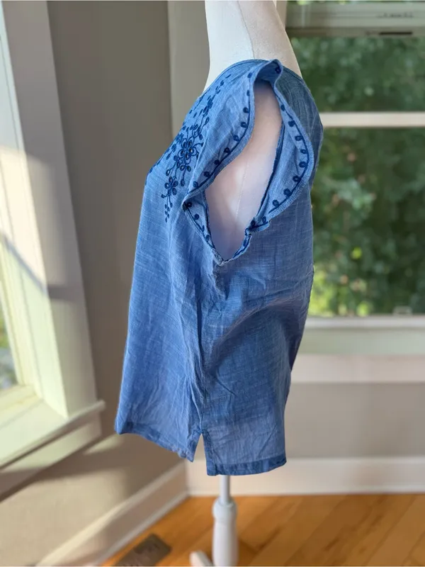 LOFT Chambray Blue Cotton Embroidered Flutter Sleeve Top Sz Medium - Image 2