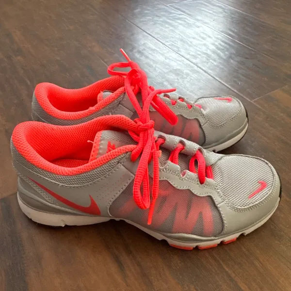 Nike Flex TR 2 Gray Orange Lightweight Training Running Shoes Women's Sz 5 Youth - Image 5