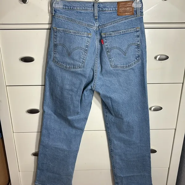 Levi’s Ribcage Straight Ankle Jean in Tango Fade Wash - Image 10