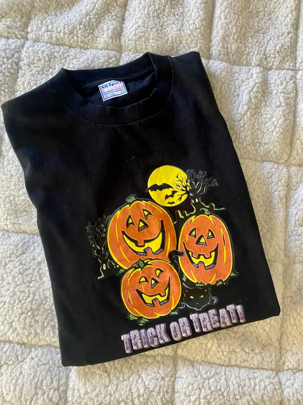 y2k single stitch trick or treat halloween tee / all sport events / small, 17” pit to put, 24” length - Image 2